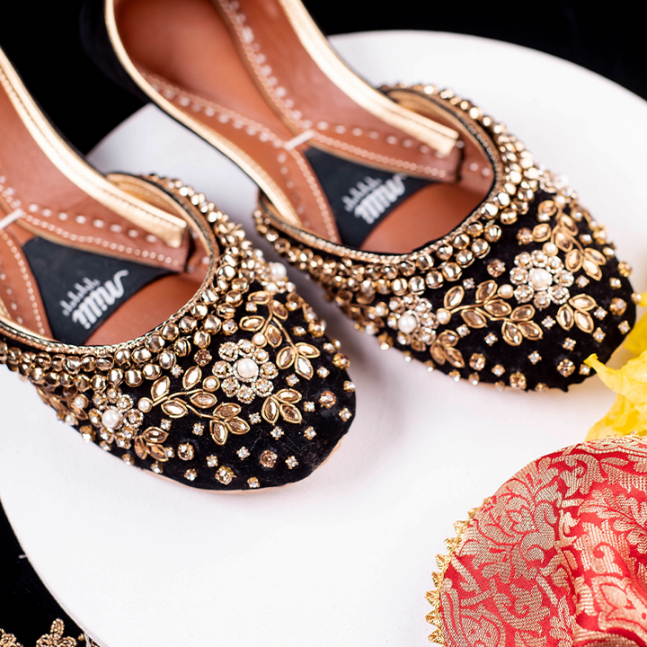 Women's Black Fancy Leather Khussa In1